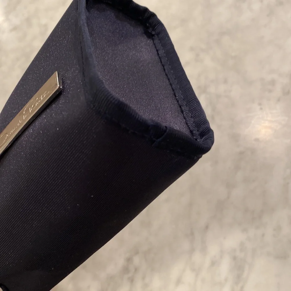 New No tag Oscar De La Renta small cosmetic case navy blue with pink ribbon